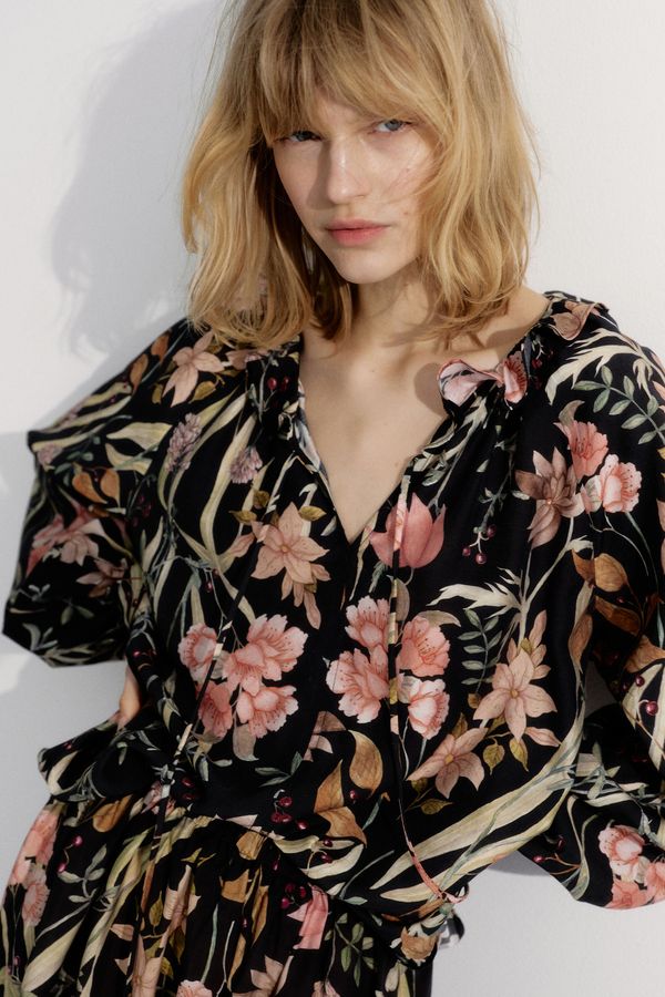 Blusa con cuello de volante