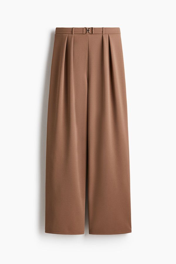 Pantalón sastre con hebilla decorativa